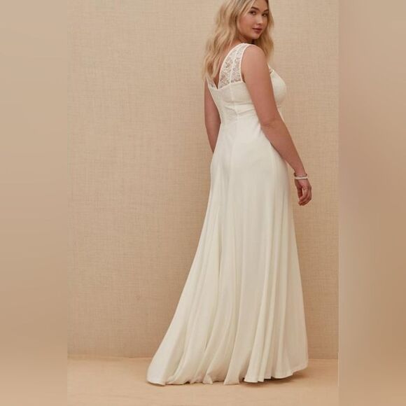 WEDDING GOWN - Picture 3 of 5